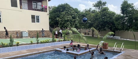 Una piscina al aire libre