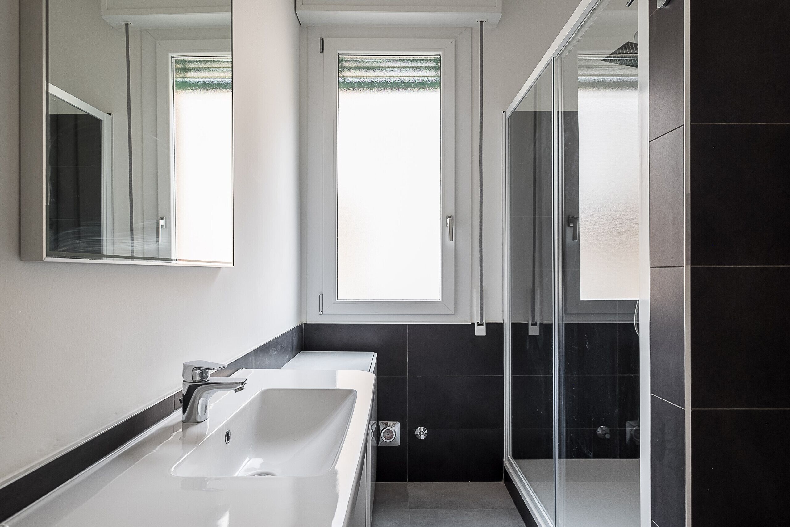 Een douche, een bidet, handdoeken, zeep