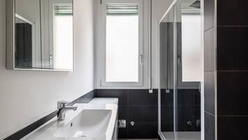 Een douche, een bidet, handdoeken, zeep