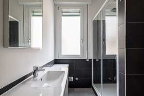 Regadera, bidet, toallas, jabón 