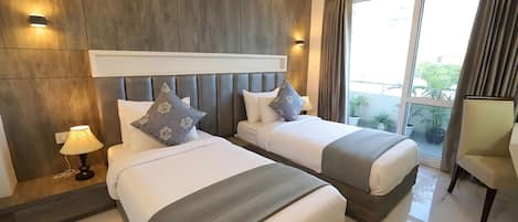 Cubrecamas, colchones Select Comfort y escritorio