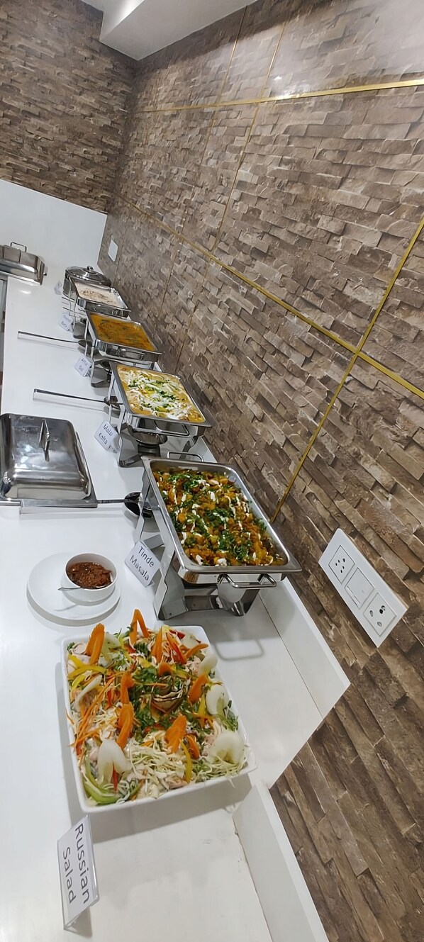 朝食 (ビュッフェ)、毎日提供 (1 名様 400 INR)