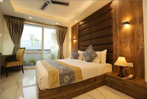 Deluxe Tek Büyük Yataklı Oda | Kuştüyü yorgan, Select Comfort yatak, masa 