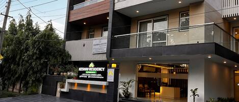 Un edificio moderno con área de recepción, varios pisos y un balcón.