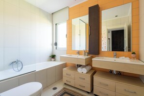 Suihku, hiustenkuivaaja, pyyhkeet, saippua