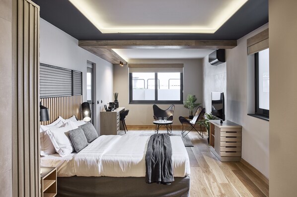 In-room safe, soundproofing, free WiFi, bed sheets