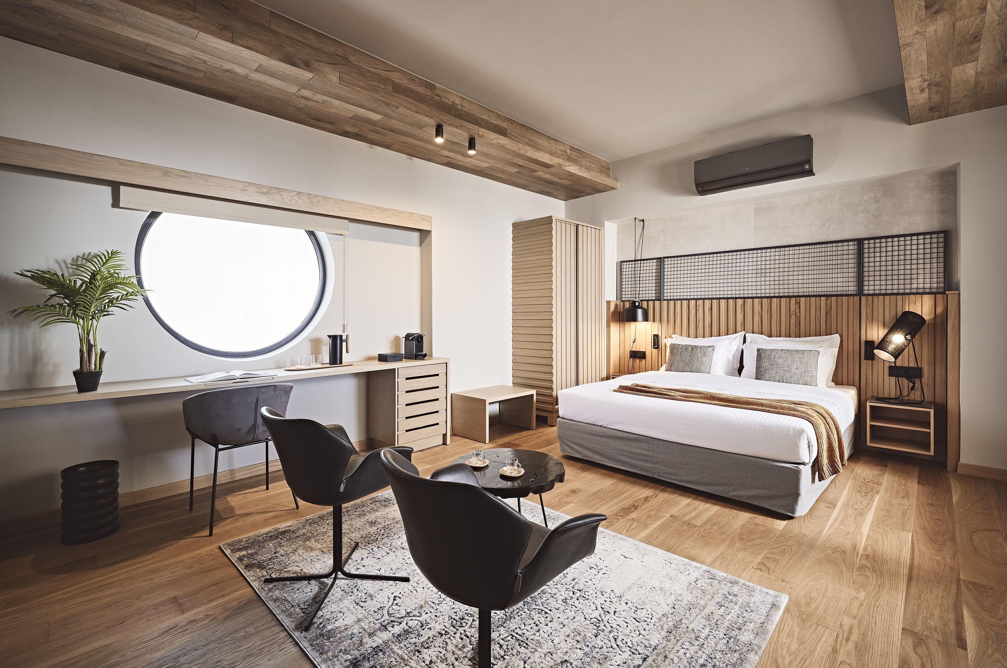 In-room safe, soundproofing, free WiFi, bed sheets