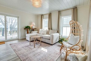 Smart TV, chimenea y libros 