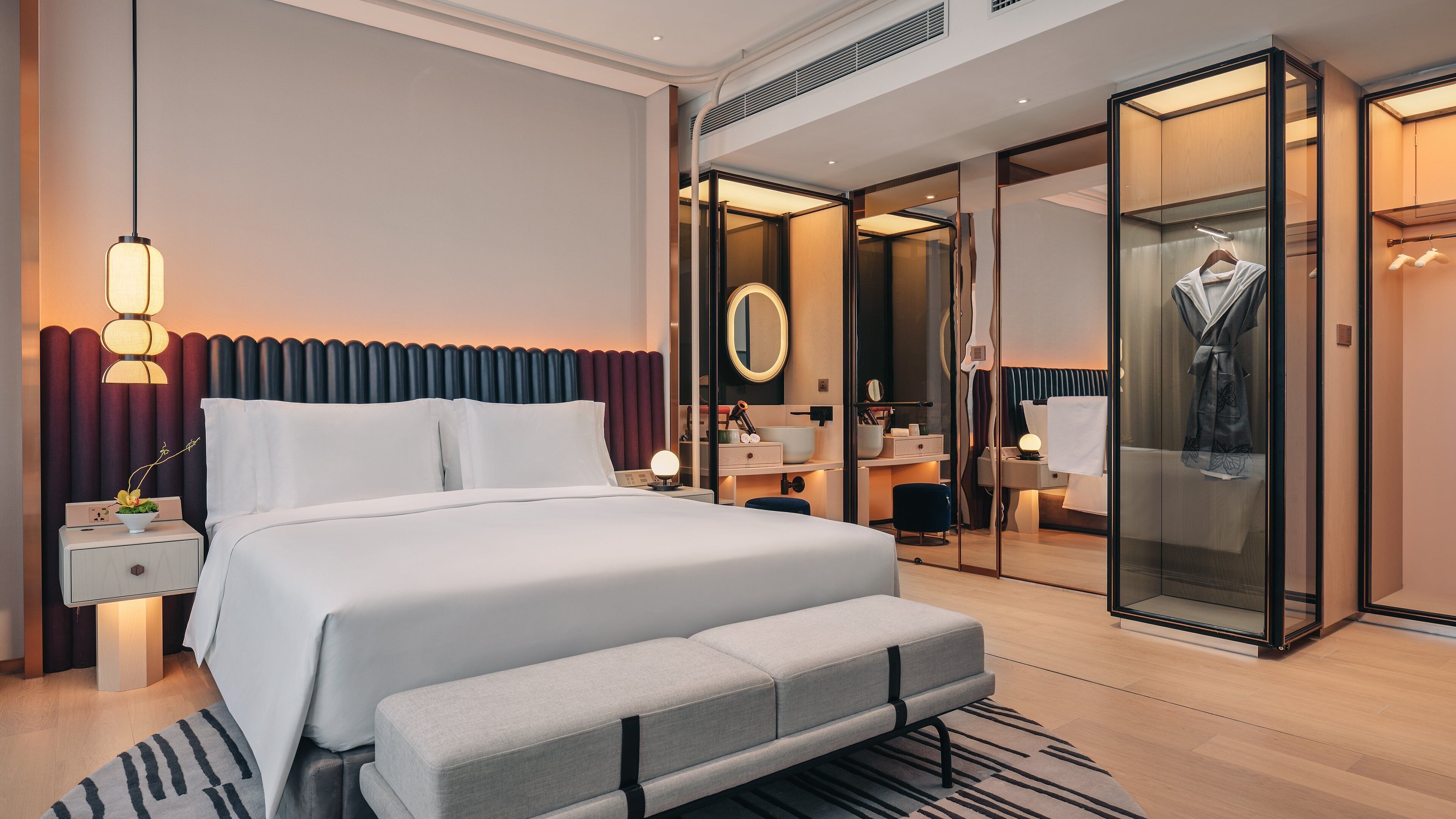 Suite, 1 cama de matrimonio grande | Edredones de plumas, minibar, caja fuerte y decoración individual