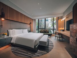 Standard Room, 1 King Bed | Down comforters, minibar, in-room safe, individually decorated