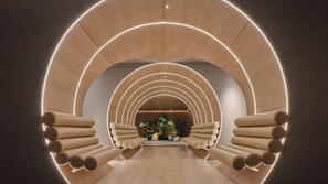 Un interior moderno con techo curvo y arcos iluminados.