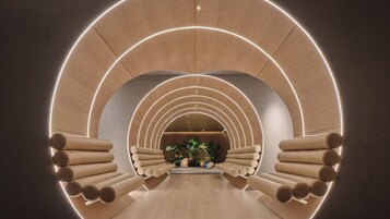 Un interior moderno con techo curvo y arcos iluminados.