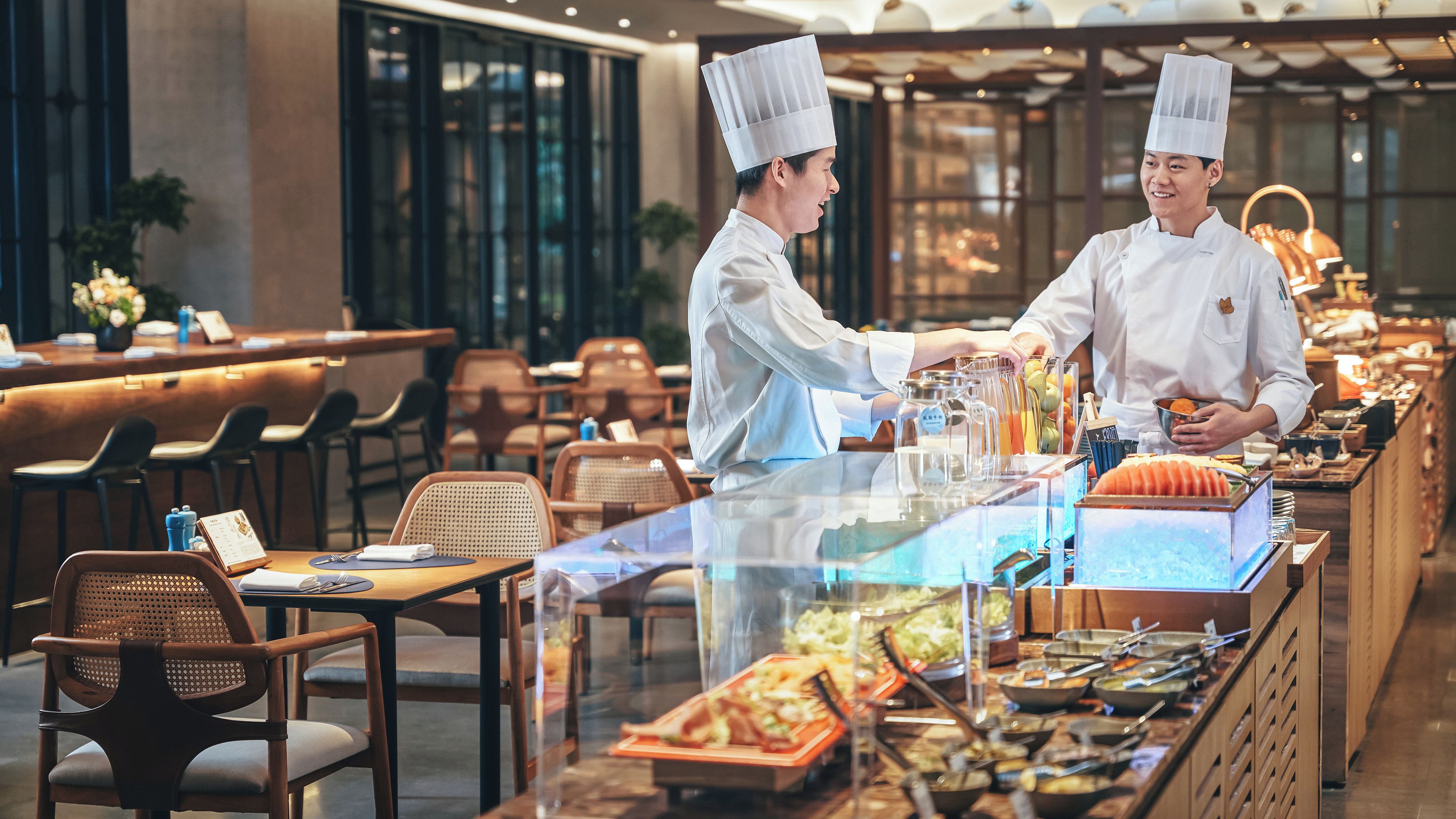 Ravintolassa on tarjolla runsas buffet, jossa on useita ruokapisteitä ja erilaisia istumapaikkoja.