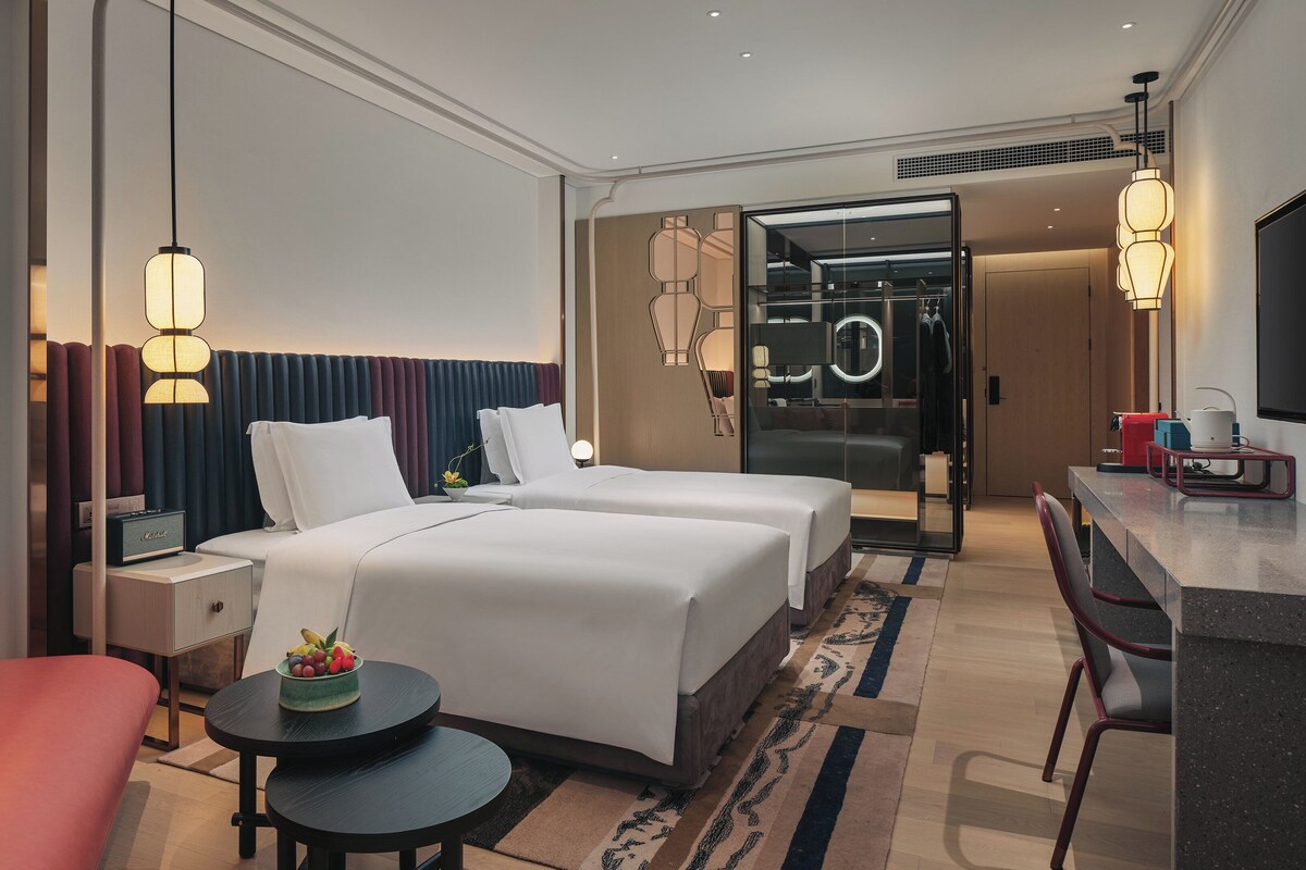 Premium kamer, 2 eenpersoonsbedden, toegang tot de clublounge | Donsdekens, een minibar, een kluis op de kamer, een bureau