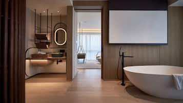 Suite, 1 chambre | Salle de bain | Ensemble douche/baignoire, sĂšche-cheveux, peignoirs, chaussons