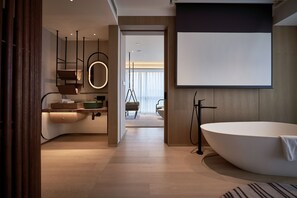 Suite, 1 habitación | Baño | Ducha y bañera combinadas, secador de pelo, albornoces y zapatillas