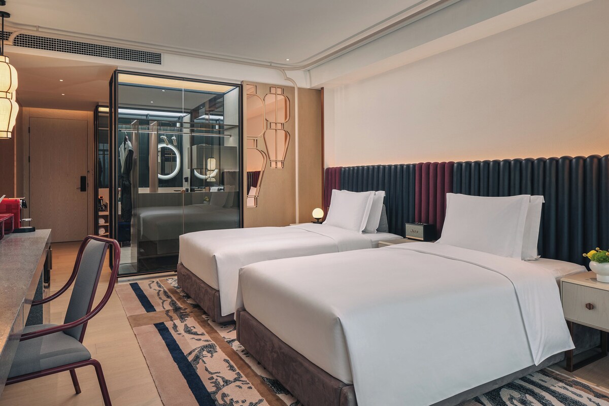 Standaard kamer, Meerdere bedden | Donsdekens, een minibar, een kluis op de kamer, een bureau