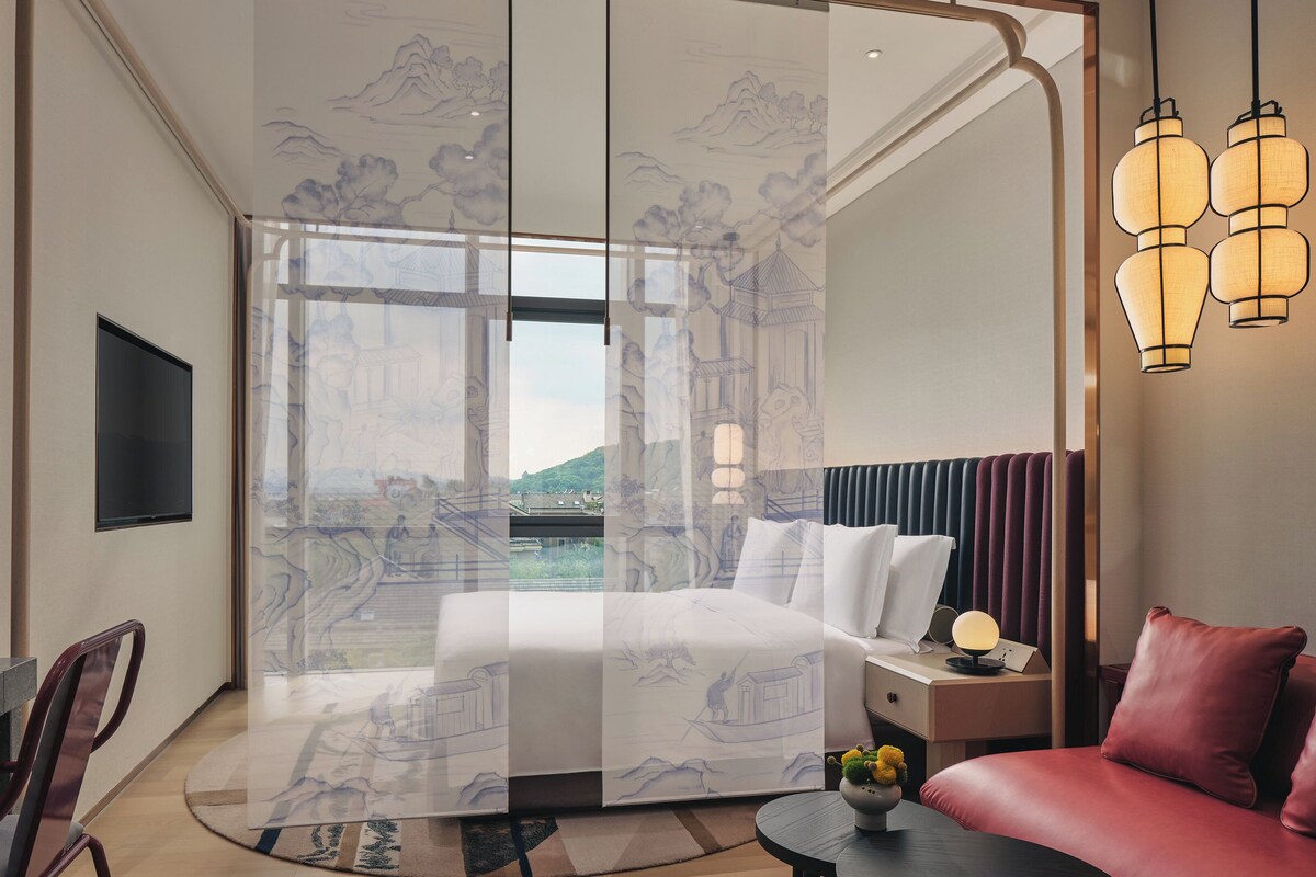 Premium kamer, 1 kingsize bed, toegang tot de clublounge | Donsdekens, een minibar, een kluis op de kamer, een bureau