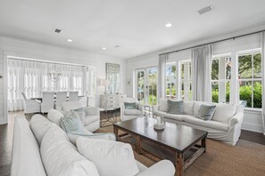 Televisión y chimenea 