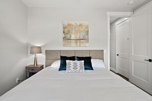 7 bedrooms, memory-foam beds, free WiFi, bed sheets
