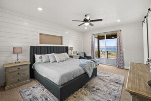 7 bedrooms, memory-foam beds, free WiFi, bed sheets