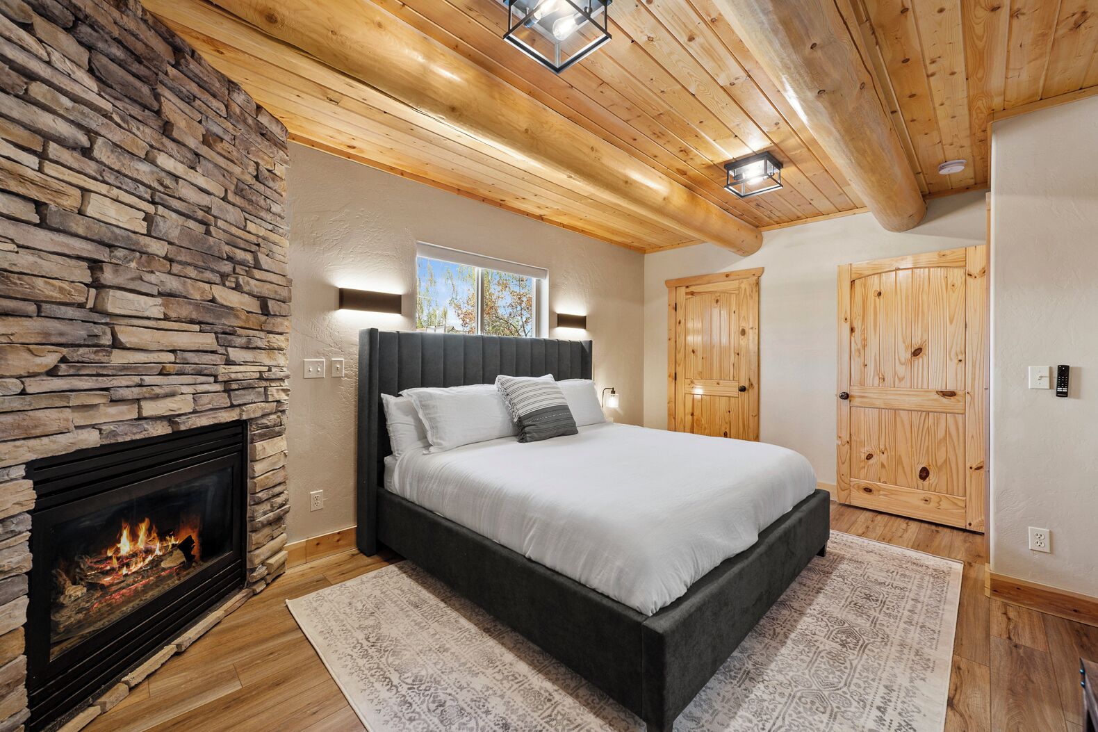 15 bedrooms, free WiFi, bed sheets, wheelchair access