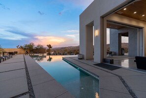 A modern outdoor pool area with a clear view of the mountains in the background. - The Overlook by Fieldtrip - 7 Bd Modern Luxury with Infinity Pool & Views (Yucca Valley)
