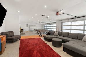 Games room - The Overlook by Fieldtrip - 7 Bd Modern Luxury with Infinity Pool & Views (Yucca Valley)
