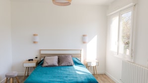 A bedroom with a bed, bedside tables, a desk, a chair, and a window. - Lovely house with garden, 8 adults and 2 children (Plobannalec-Lesconil)