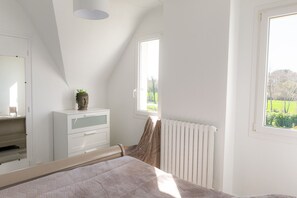 4 bedrooms, iron/ironing board, free WiFi