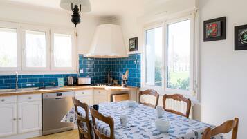 Een koelkast, een microgolfoven, een oven, een vaatwasser