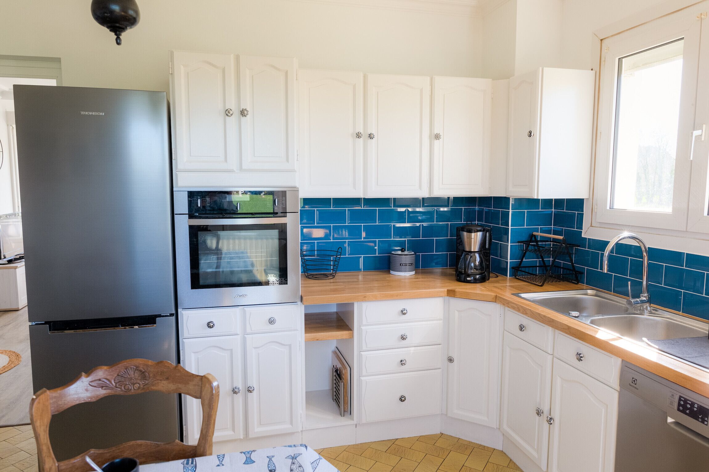 Een koelkast, een microgolfoven, een oven, een vaatwasser