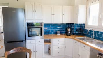 Een koelkast, een magnetron, een oven, een vaatwasser