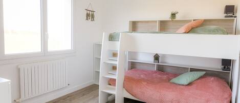 4 bedrooms, iron/ironing board, free WiFi