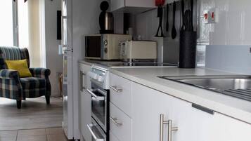 Cottage, Multiple Beds | Private kitchen | Fridge, microwave, oven, stovetop