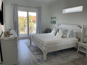 5 bedrooms, iron/ironing board, travel cot, free WiFi - “Island Escape” Beautiful Luxury Home! Community Pool/Hot Tub, Bikes, Kayak (Navarre)