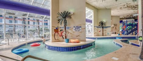 Inomhuspool och en säsongsöppen utomhuspool