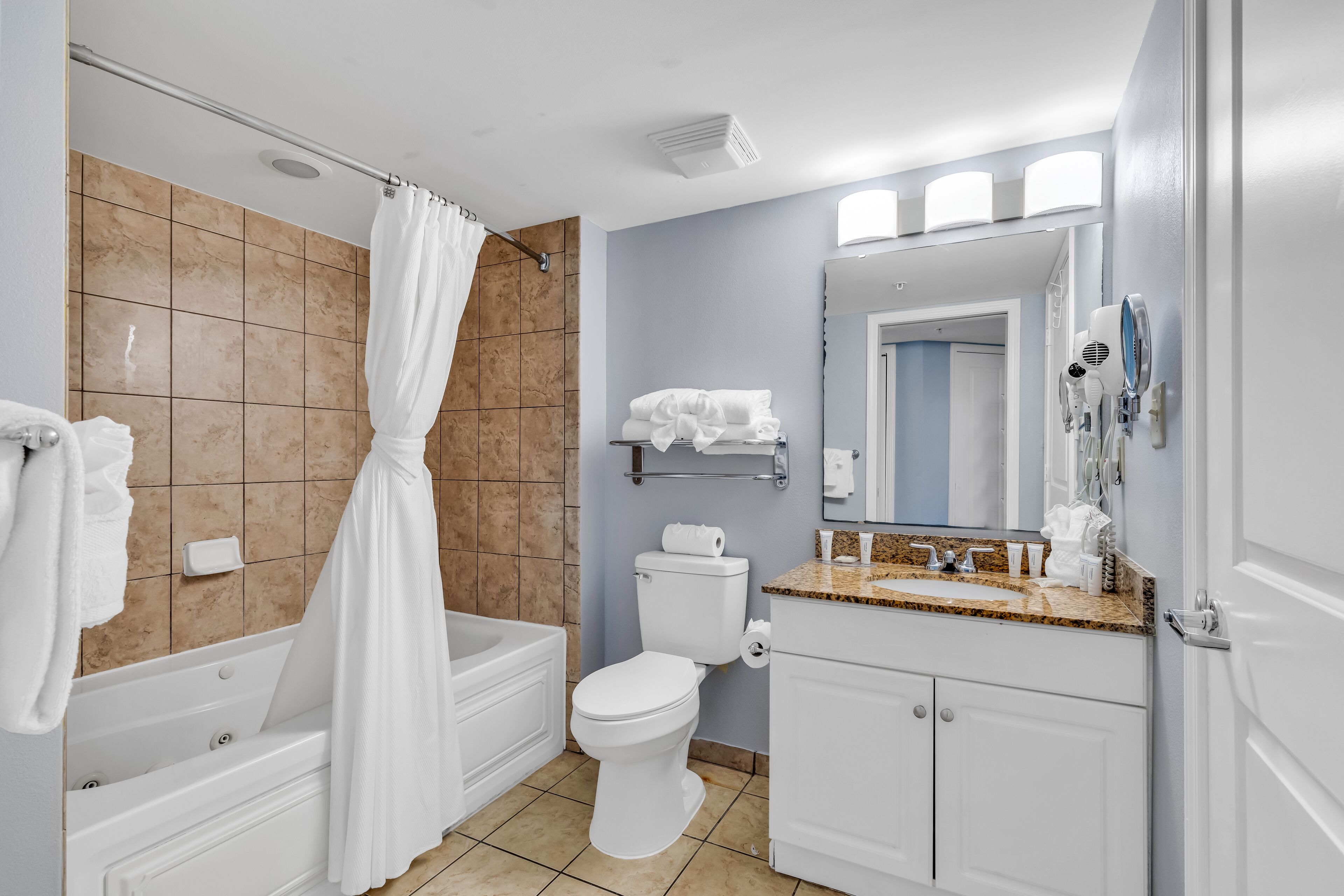 Un bagno moderno con vasca, servizi igienici e lavabo.