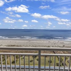 Condo com design assinado, 1 quarto, vista para a praia, de frente para o oceano | Sacada