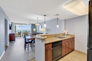 Condo com design assinado, 2 quartos, vista para o oceano, de frente para a praia | Cozinha privada | Geladeira, micro-ondas, fogão, cooktop