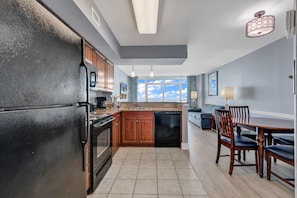 Condo Prestigio, 1 habitación, vista a la playa, frente al océano | Cocina privada | Refrigerador, microondas, horno y parrilla de estufa 
