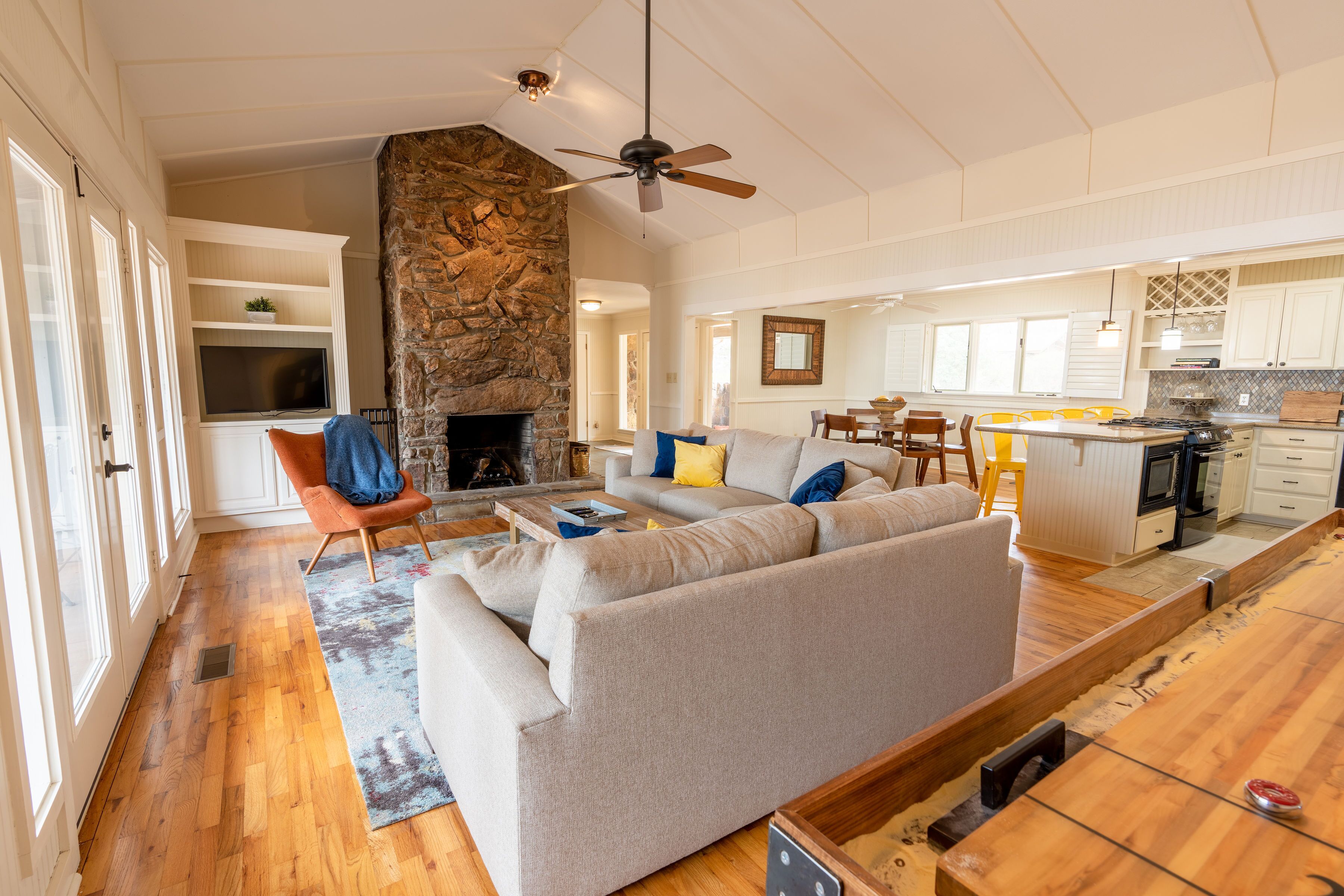 NEW Greers Ferry Lakefront home in Eden Isle!