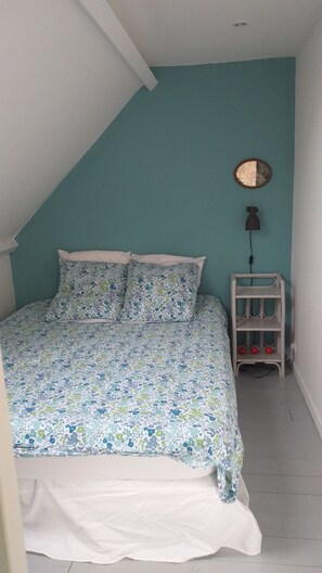 2 bedrooms, iron/ironing board, travel cot, free WiFi - House in a park 500m from the ocean and 15mn from the beaches (Groix)