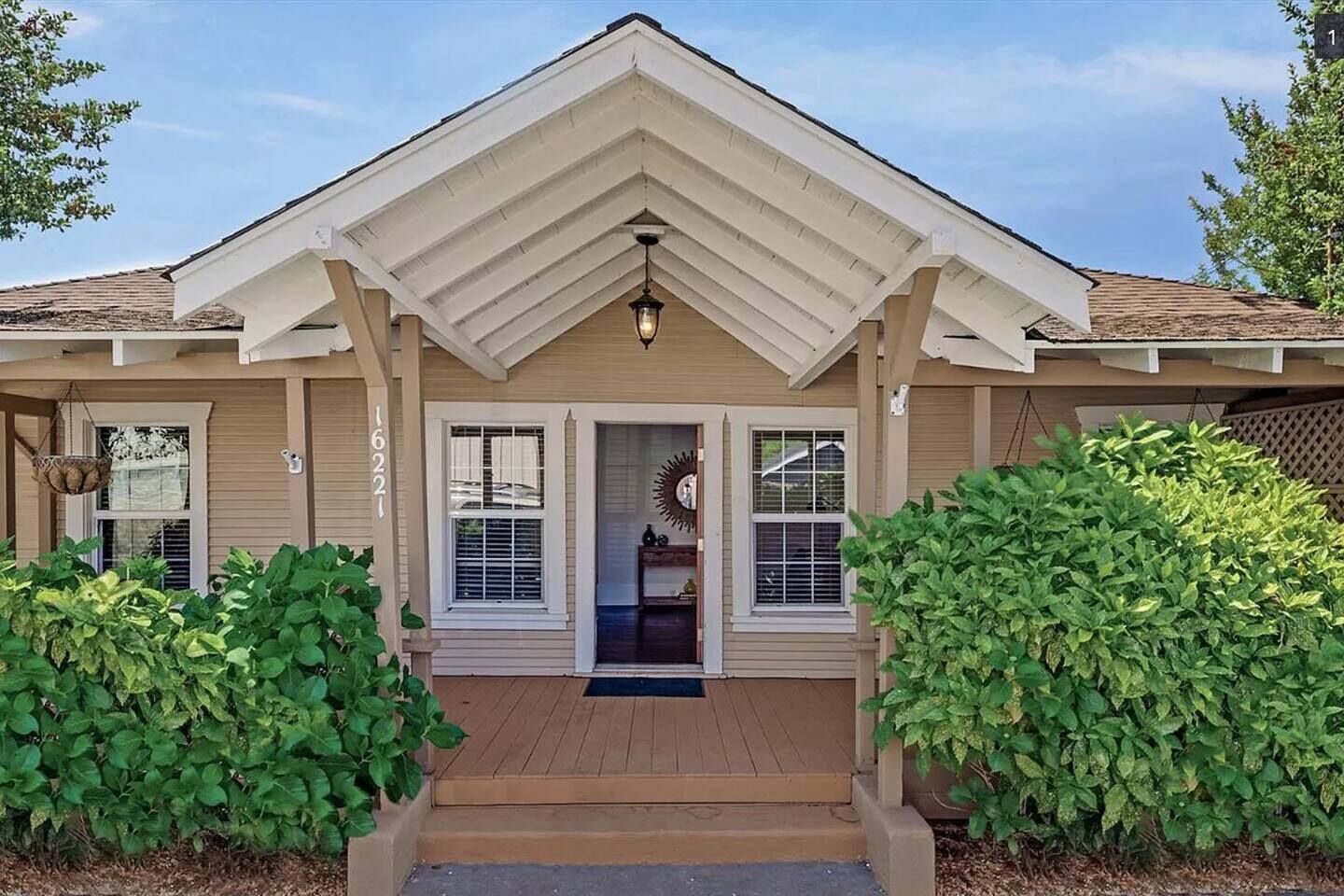 The Caribbean Queen - 2br, 1ba, dtwn + hot tub