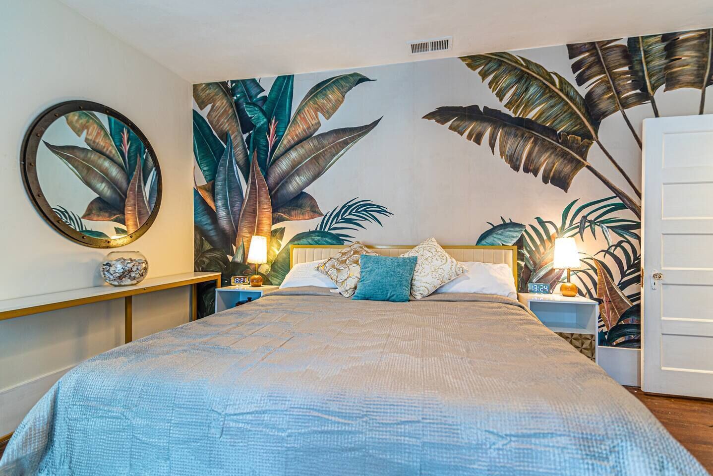 The Caribbean Queen - 2br, 1ba, dtwn + hot tub