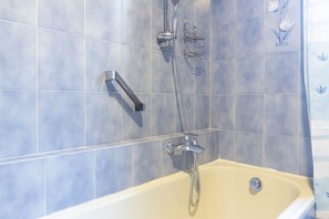 Baignoire, sèche-cheveux, bidet, serviettes fournies