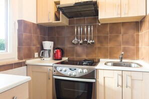 Refrigerador, horno, parrilla de estufa y cafetera y tetera