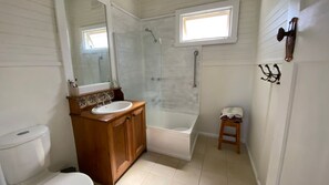 Combined shower/tub - EDWARDIAN GETAWAY - Wonthaggi (Wonthaggi)