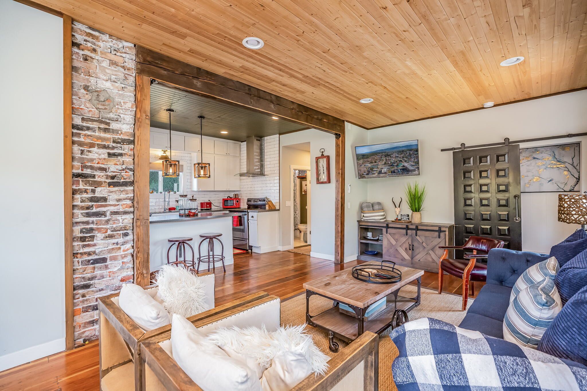 25% OFF 3+ Nts-Prime Downtown Roslyn*Private Patio Fire Table-HotTub+GameRm