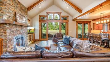 TV connectée, cheminée, jeux vidéo, baby-foot